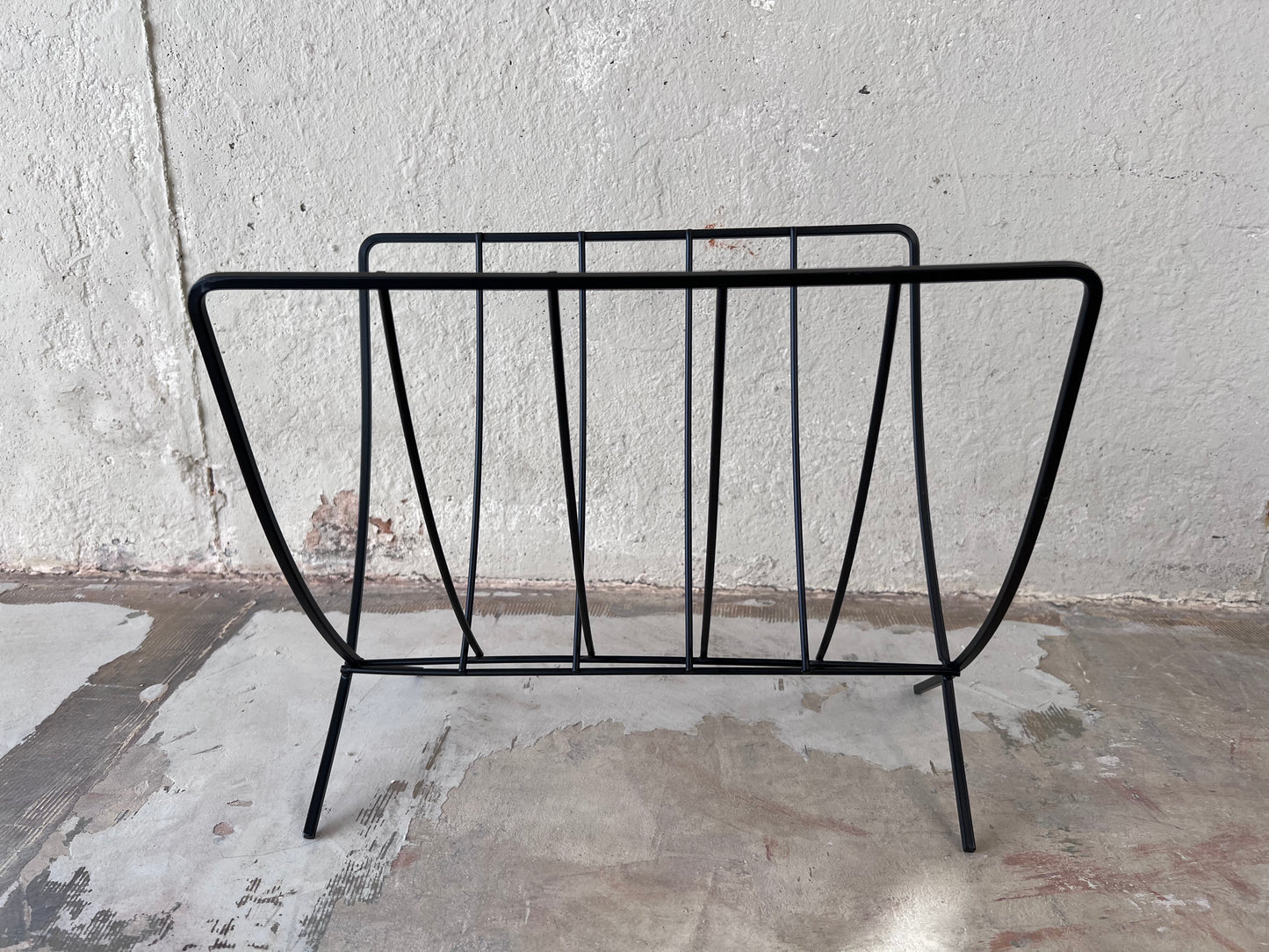 Black Metal Minimalist Magazine Rack